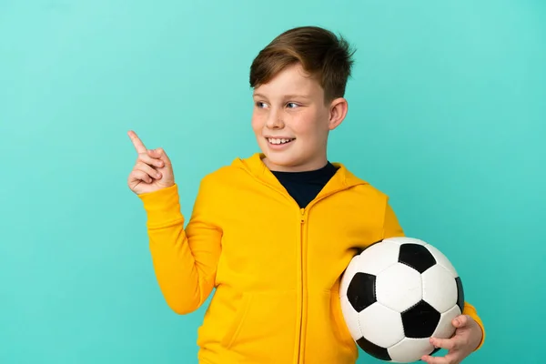 Roodharige Kind Spelen Voetbal Geïsoleerd Blauwe Achtergrond Van Plan Oplossing — Stockfoto