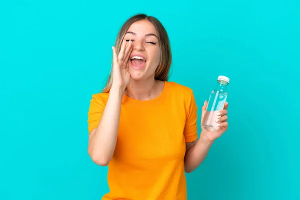 Mujer Rumana Joven Con Una Botella Agua Aislada Sobre Fondo —  Fotos de Stock