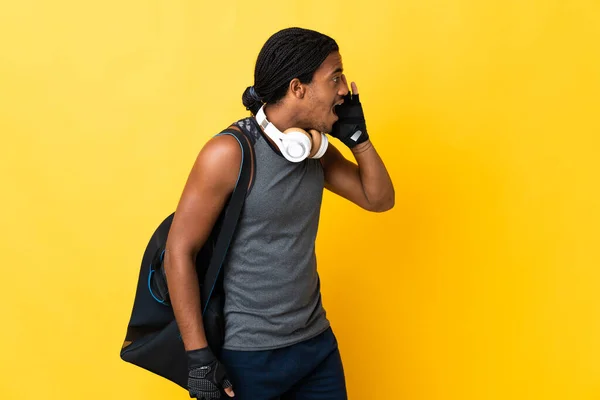 Ung Sport Afroamerikansk Man Med Flätor Med Väska Isolerad Gul — Stockfoto