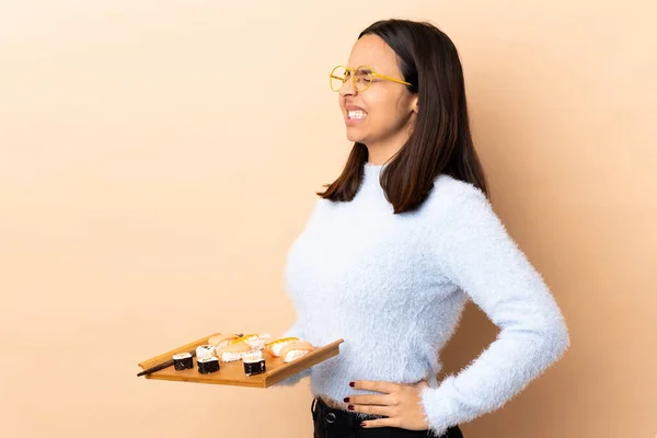 Junge Brünette Frau Mit Gemischter Rasse Hält Sushi Über Isoliertem — Stockfoto