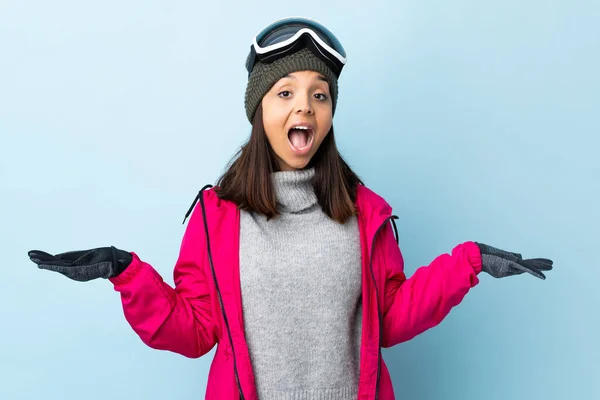 Smíšené Závod Lyžař Dívka Snowboarding Brýle Izolovaném Modrém Pozadí Šokovaným — Stock fotografie