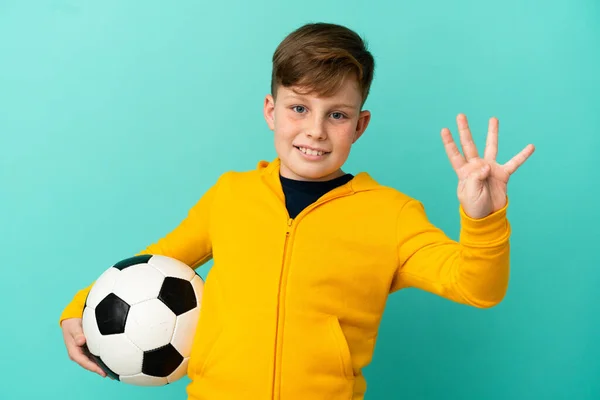 Roodharige Kind Spelen Voetbal Geïsoleerd Blauwe Achtergrond Gelukkig Tellen Vier — Stockfoto