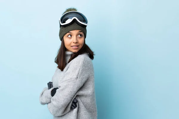 Menina Esquiador Corrida Mista Com Óculos Snowboard Sobre Fundo Azul — Fotografia de Stock