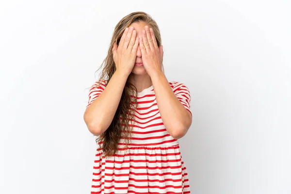 Ung Kaukasisk Kvinna Isolerad Vit Bakgrund Täcker Ögon Med Händer — Stockfoto