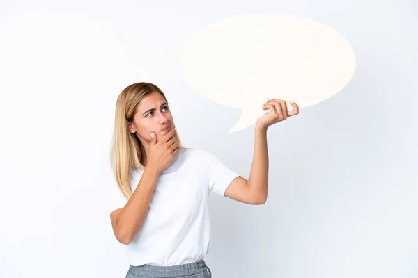 Menina Uruguaia Loira Isolada Fundo Branco Segurando Uma Bolha Fala — Fotografia de Stock