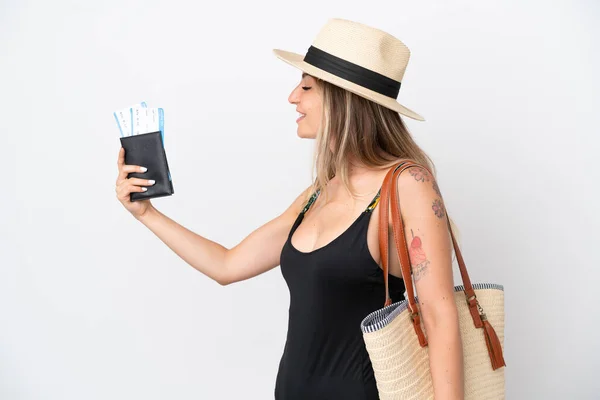 Jonge Vrouw Badpak Met Een Paspoort Geïsoleerd Witte Achtergrond Met — Stockfoto