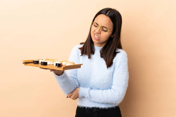 Junge Brünette Mischlingsfrau Mit Sushi Vor Isoliertem Hintergrund Und Schmerzen — Stockfoto