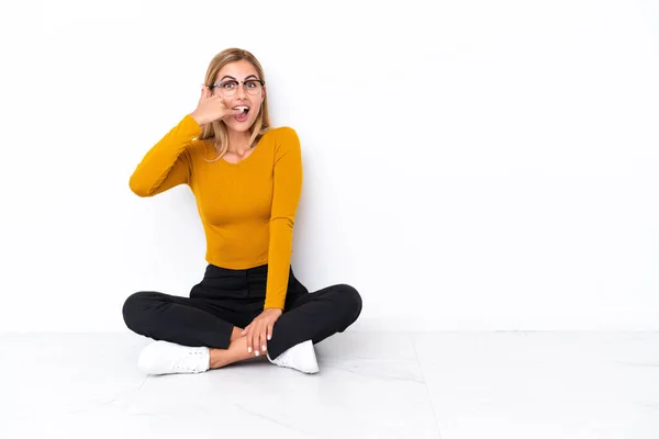 Blondes Uruguayisches Mädchen Das Auf Dem Boden Sitzt Und Telefoniert — Stockfoto