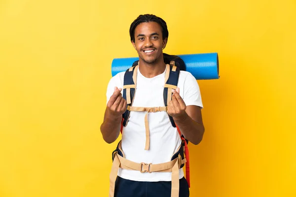 Ung Bergsklättrare Man Med Flätor Med Stor Ryggsäck Isolerad Gul — Stockfoto