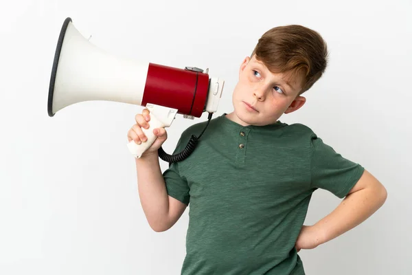 Pequeno Menino Ruivo Isolado Fundo Branco Segurando Megafone Pensando — Fotografia de Stock