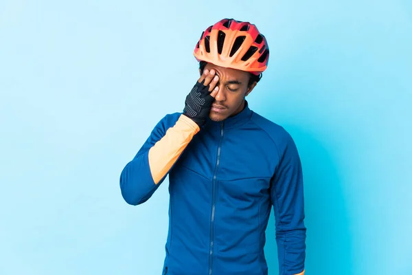 Joven Ciclista Con Trenzas Sobre Fondo Aislado Con Dolor Cabeza — Foto de Stock