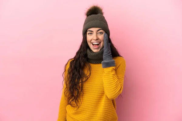 Ung Kaukasisk Flicka Med Vinter Hatt Isolerad Lila Bakgrund Skrika — Stockfoto