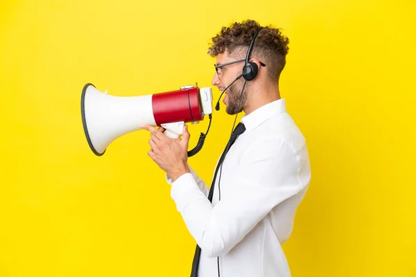 Telemarketer Blonde Man Werken Met Een Headset Geïsoleerd Gele Achtergrond — Stockfoto