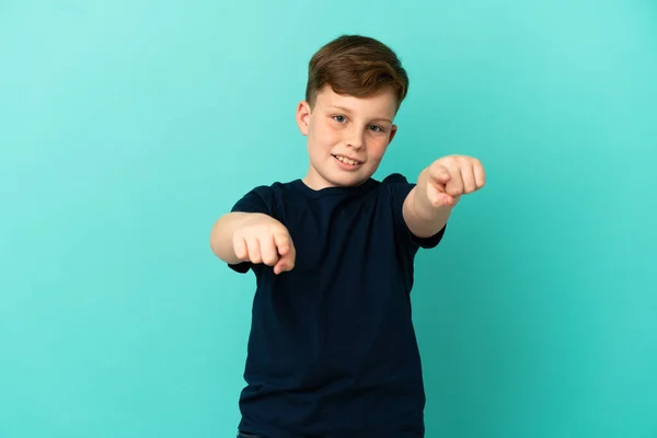 Piccolo Ragazzo Rosso Isolato Sfondo Blu Che Punta Davanti Con — Foto Stock