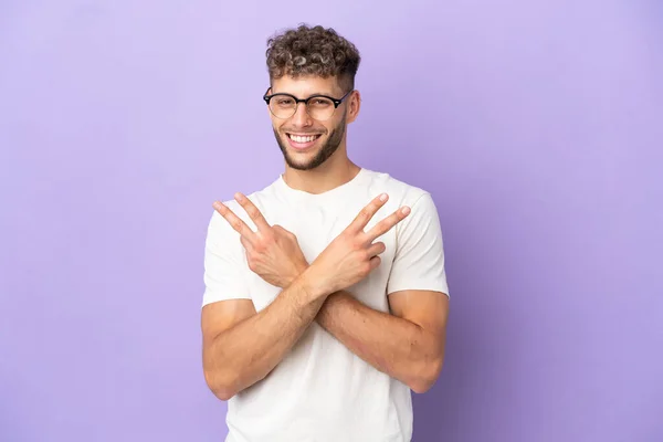 Lieferung Kaukasischen Mann Isoliert Auf Lila Hintergrund Lächelnd Und Zeigt — Stockfoto