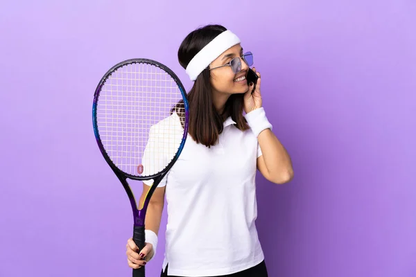 Genç Bayan Tenisçi Izole Arka Planda Cep Telefonuyla Sohbet Ediyor — Stok fotoğraf