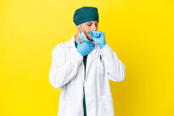 Cirujano Hombre Rubio Uniforme Verde Aislado Sobre Fondo Amarillo Está —  Fotos de Stock