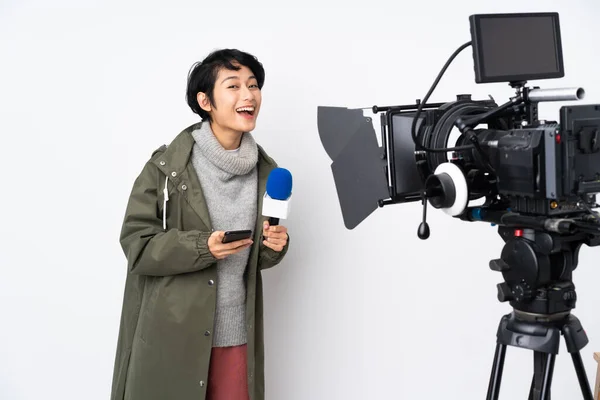 Reporter Donna Vietnamita Possesso Microfono Segnalazione Notizie Sorpreso Invio Messaggio — Foto Stock
