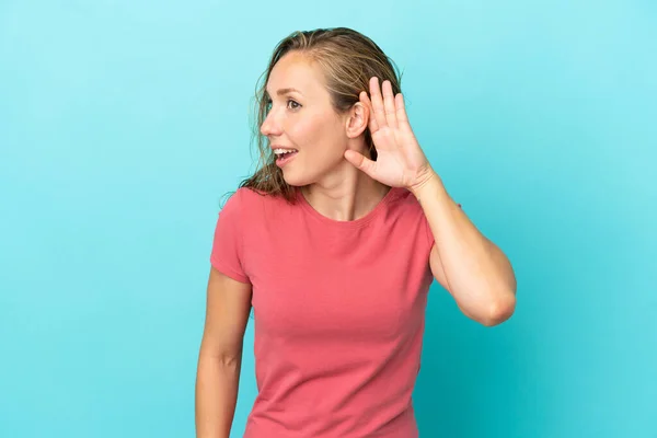 Νεαρή Καυκάσια Γυναίκα Απομονωμένη Μπλε Φόντο Ακούγοντας Κάτι Βάζοντας Χέρι — Φωτογραφία Αρχείου