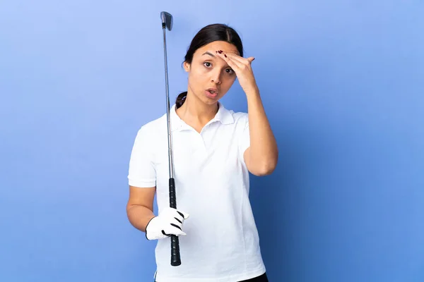 Jovem Golfista Mulher Sobre Fundo Colorido Isolado Percebeu Algo Pretendendo — Fotografia de Stock