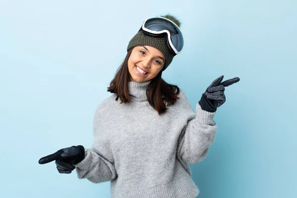 Vegyes Verseny Síelő Lány Snowboard Szemüveg Felett Elszigetelt Kék Háttér — Stock Fotó