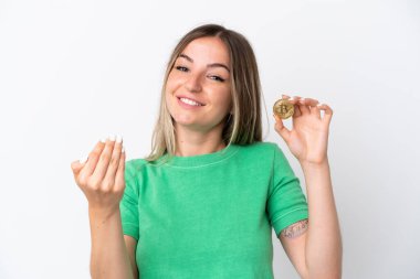 Elinde Bitcoin tutan genç bir Romen kadını beyaz arka planda izole edilmiş bir şekilde davet ediliyor. Gelmene sevindim.
