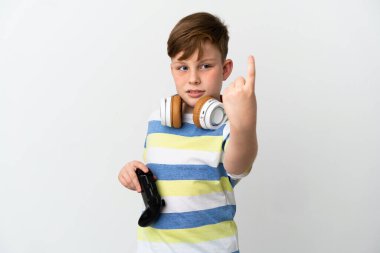 Küçük kızıl saçlı çocuk beyaz arka planda izole edilmiş bir oyun tahtası tutuyor.