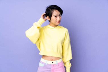 Genç Vietnamlı bir kadın, kısa saçlı, soyutlanmış mor bir geçmişi var. Şüpheleri var.