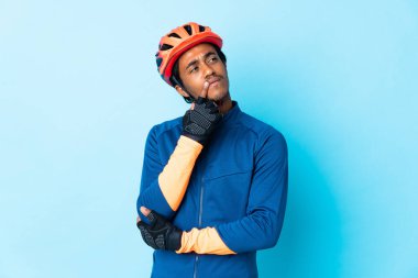 Örgü ören genç bir bisikletçi izole edilmiş arka planda kuşkuları var.