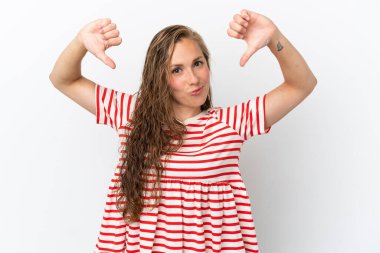 Beyaz arka planda soyutlanmış, gururlu ve kendini beğenmiş beyaz bir kadın.