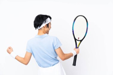 Tenis oynayan ve zaferi kutlayan Vietnamlı genç bir tenisçi.