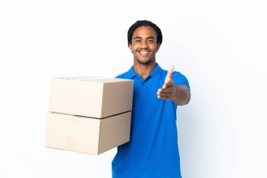 Beyaz arka planda izole edilmiş örgülü Afrikalı Amerikalı bir adam iyi bir anlaşma yaptığı için el sıkışıyor.