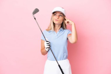 Pembe arka planda izole edilmiş genç golfçü kadının şüpheleri ve düşünceleri var.