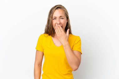 Beyaz arka planda izole edilmiş genç beyaz kadın mutlu ve gülümsüyor.