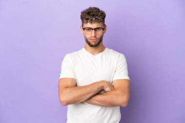 Mor arka planda izole edilmiş beyaz bir adam üzgün.