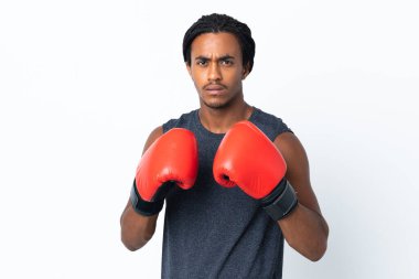 Saçları mor arka planda boks eldivenli genç Afrikalı Amerikalı bir adam.