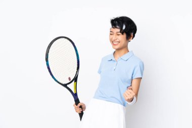 Tenis oynayan ve zaferi kutlayan Vietnamlı genç bir tenisçi.