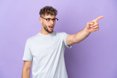 Mor arka planda izole edilmiş beyaz bir adam var.