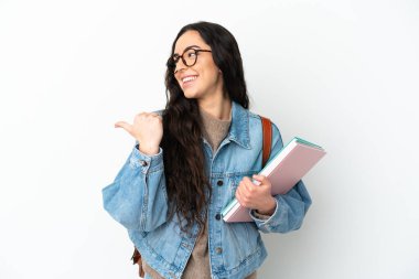 Beyaz arka planda izole edilmiş genç bayan bir ürünü sunmak için kenarı işaret ediyor.