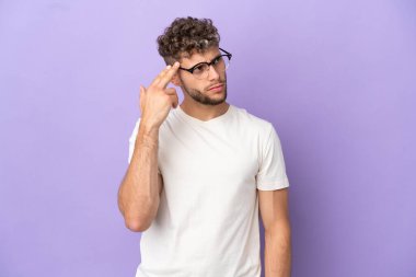 Teslimat yapan beyaz adam mor arka planda izole edilmiş ve intihar jesti yapmada sorun yaşıyor.