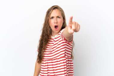 Beyaz arka planda izole edilmiş genç beyaz kadın hayal kırıklığına uğramış ve ön tarafı işaret ediyor.