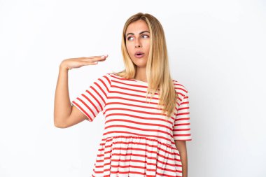 Sarışın Uruguaylı kız yorgun ve hasta bir ifadeyle beyaz arka planda izole edilmiş.