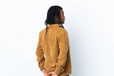 Beyaz arka planda örgü örgülü Afro-Amerikan bir adam var.