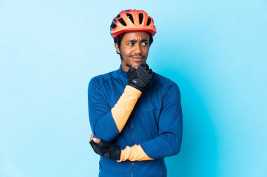 Örgü ören genç bir bisikletçi, izole edilmiş bir geçmişi araştırırken bir fikir üretiyor.