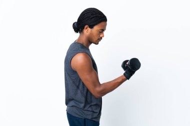 Saçları mor arka planda izole olmuş halter yapan genç Afrikalı Amerikalı bir adam.