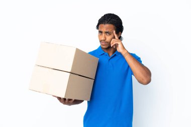 Beyaz arka planda örgü ören Afrikalı Amerikalı bir adam bir fikir düşünüyor.