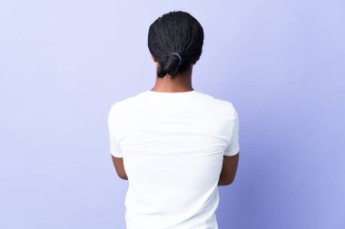 Örgülü genç Afrikalı Amerikalı adam arka planda mor arka planda izole edilmiş.