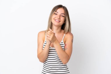 Genç Romen kadını beyaz arka planda yalnızken gülüyor