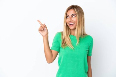 Sarışın Uruguaylı kız, beyaz arka planda izole edilmiş. Çözümü bulmak için parmağını kaldırıyor.