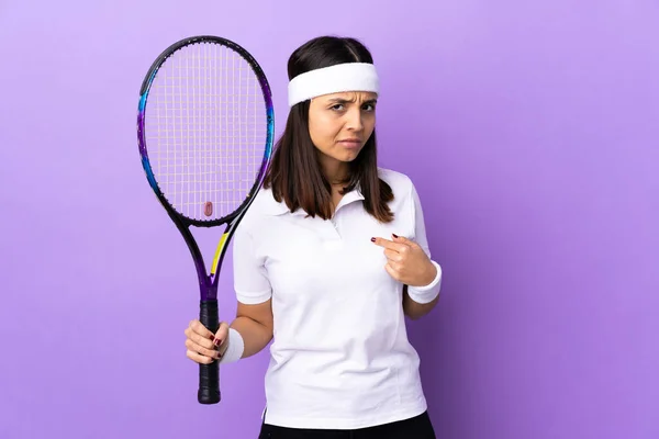 Tecrit Edilmiş Bir Geçmişi Olan Genç Bayan Tenisçi Kendini Işaret — Stok fotoğraf